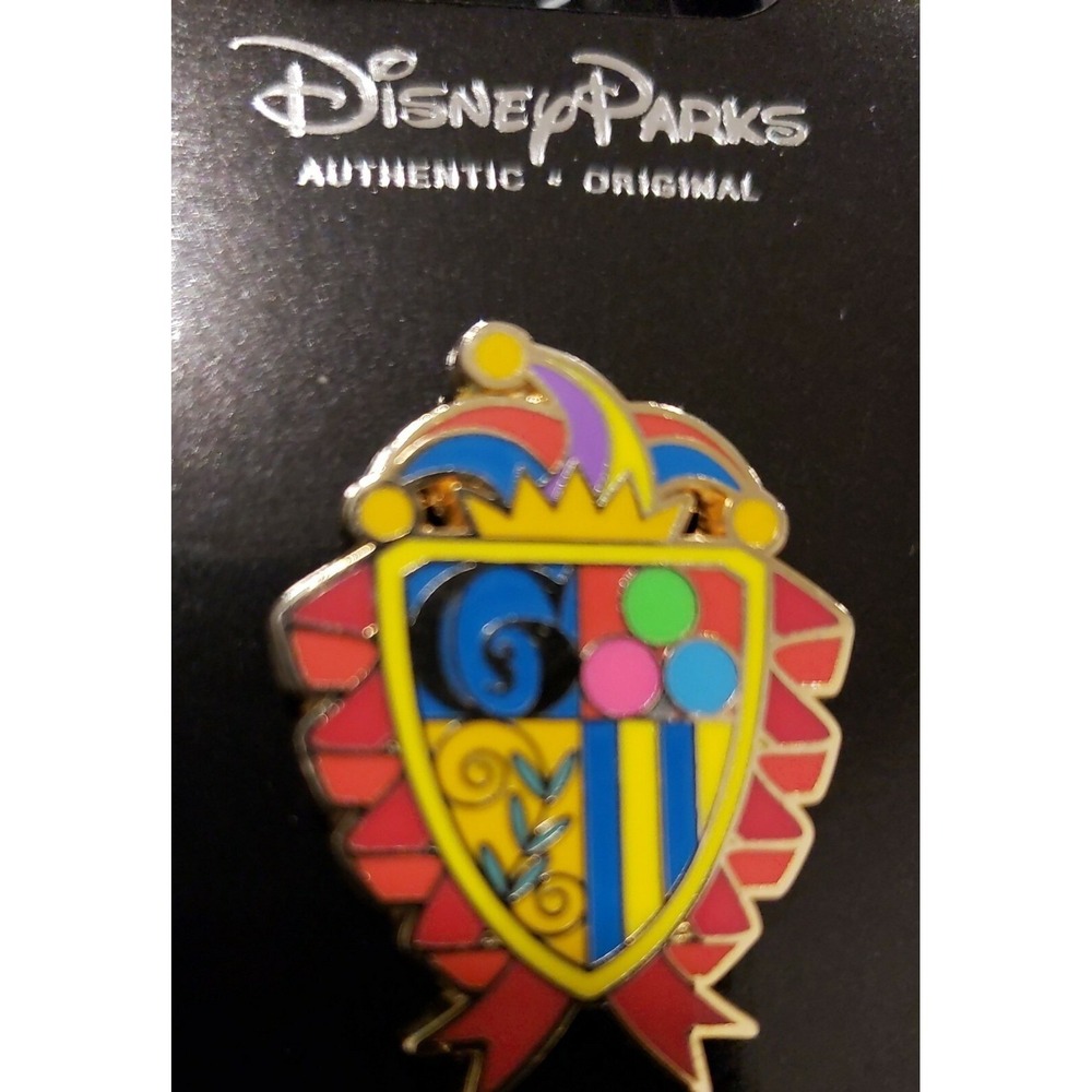 Disney Pin GOOFY'S‎ JESTER HAT MEDIEVAL MAGIC CREST CP067
